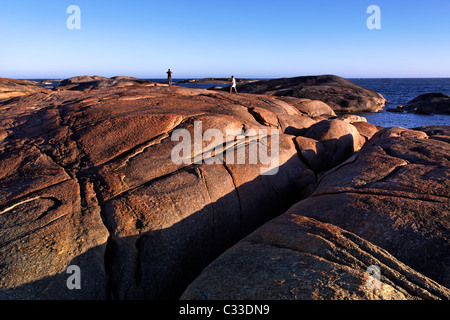 Les gens debout sur la pierre de granit littoral entre Elephant Rocks, William Bay National Park, au sud-ouest Aust Banque D'Images