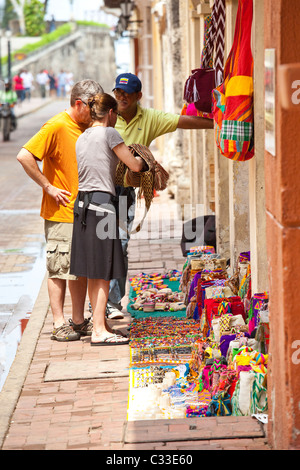 Shopping pour les souvenirs de la vieille ville, Carthagène, Colombie Banque D'Images