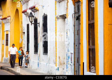 La famille colombienne dans la vieille ville, Carthagène, Colombie Banque D'Images