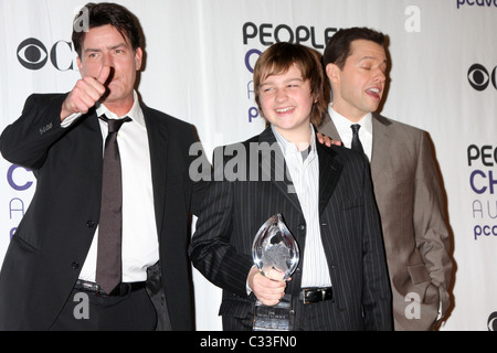 Charlie Sheen, Jon Cryer et Angus T. Jones 35e People's Choice Awards au Shrine Auditorium - Salle de presse Los Banque D'Images