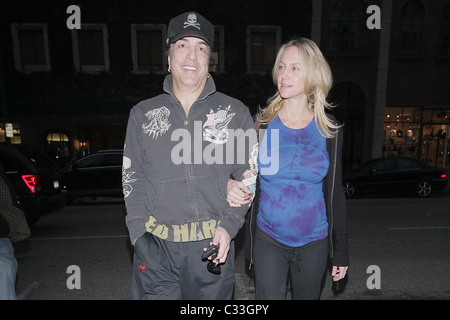 Chanteur KISS Paul Stanley et sa femme enceinte Erin Sutton voir un bâtiment médical à Beverly Hills, Los Angeles, Californie - Banque D'Images