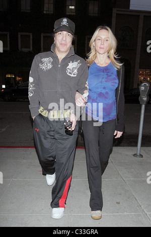 Chanteur KISS Paul Stanley et sa femme enceinte Erin Sutton voir un bâtiment médical à Beverly Hills, Los Angeles, Californie - Banque D'Images