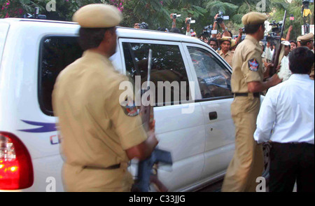 Escorte de police Satyam fondateur Ramalinga Raju à Chanchalguda Prison Centrale à Hyderabad. L'ancien président a été disgracié Banque D'Images