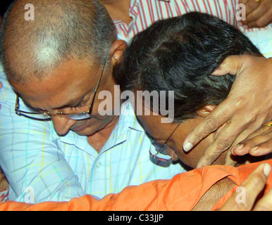 Escorte de police Satyam fondateur Ramalinga Raju à Chanchalguda Prison Centrale à Hyderabad. L'ancien président a été disgracié Banque D'Images