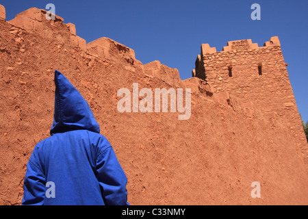 Personne portant des pauses en jellabah traditionnelle marocaine Ait Benhaddou village fortifié, région de l'Atlas, le sud du Maroc, l'Afrique Banque D'Images