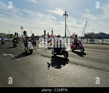 Sur les scooters Mods passer la jetée de Brighton à Brighton sunshine. Banque D'Images