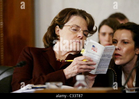 La sénatrice Dianne Feinstein Le Comité judiciaire du Sénat audition de Eric Holder, Président élu le candidat d'Obama pour être Procureur Banque D'Images