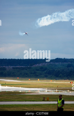 UK Air Force flèches rouges display team British Aerospace Hawk T1 sensations fortes foules au salon Farnborough International Airshow 2010, UK. Banque D'Images