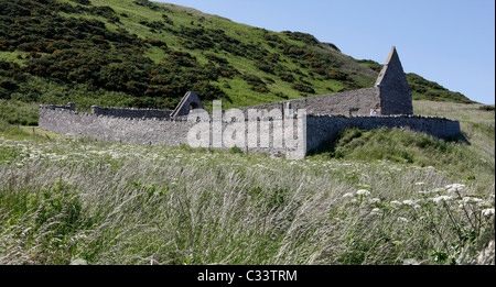 Les ruines de l'église de St Jean l'Évangéliste au-dessus de la ville de Gardenstown dans le nord-est de l'Ecosse Banque D'Images