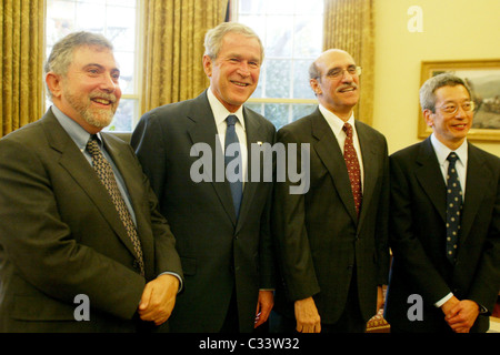 Paul Krugman, le président George W. Bush, Martin Chalfie et Roger Tsien Président George W. Bush se félicite du Prix Nobel Banque D'Images