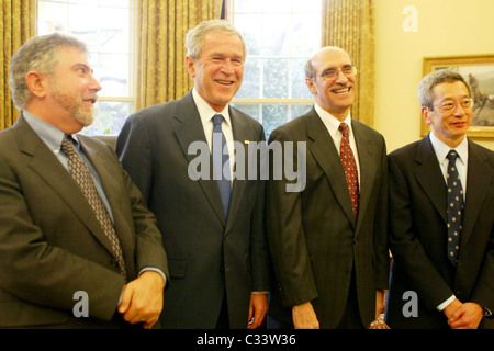 Paul Krugman, le président George W. Bush, Martin Chalfie et Roger Tsien Président George W. Bush se félicite du Prix Nobel Banque D'Images