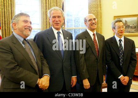 Paul Krugman, le président George W. Bush, Martin Chalfie et Roger Tsien Président George W. Bush se félicite du Prix Nobel Banque D'Images