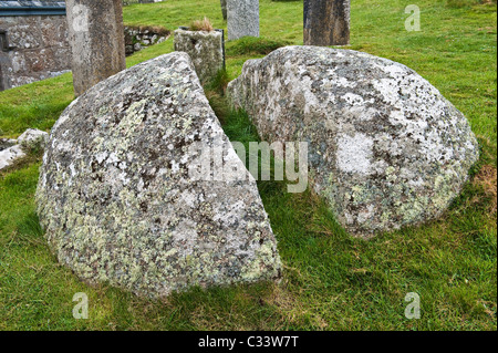 St Levan's Stone, St Levan, (près de Porthcurno) Cornwall, Royaume-Uni. La pierre aurait été divisée par le saint Cornouailles du sixième siècle Banque D'Images