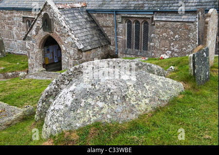 St Levan's Stone, St Levan, (près de Porthcurno) Cornwall, Royaume-Uni. La pierre aurait été divisée par le saint Cornouailles du sixième siècle Banque D'Images