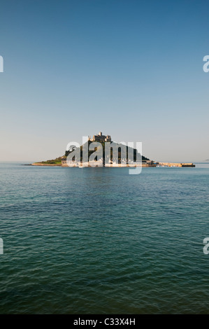 St Michael's Mount vu de Marazion, Penzance, Cornwall, Royaume-Uni, tôt le matin. Il est coupé du continent à marée haute. Banque D'Images