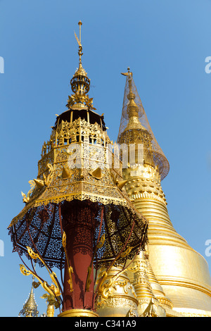 Hti d'or et d'or au Stupa birman bouddhiste de Temple Shwesandaw Paya à Pyay ( Prome ), le Myanmar Banque D'Images