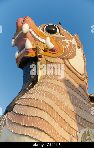 Chinthe au pied de la Paya Shwesandaw dans Pyay, Myanmar Banque D'Images