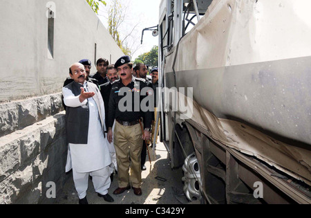 Le Ministre en chef du Sindh, Syed Qaim Ali Shah ressemble un bus endommagé qui a été détruit dans une explosion au cours de ses visites au salon de la Défense Banque D'Images