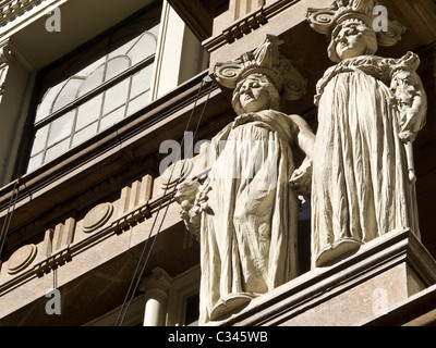 Beaux-Arts Statues, entrée principale, du grand magasin Macy's , 151 W. 34th Street, NYC Banque D'Images