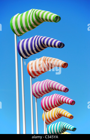 La sculpture 'Le vent souffle où il veut' par Daniel Buren. Beaufort03 : L'Art par la mer. De Haan, Belgique. Banque D'Images