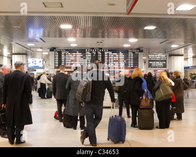 Foules, salle d'attente principale, Penn Station, New York 2011 Banque D'Images