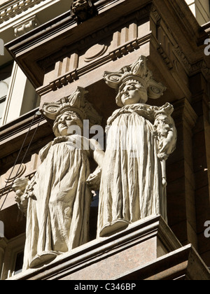 Beaux-Arts Statues, entrée principale, du grand magasin Macy's , 151 W. 34th Street, NYC Banque D'Images