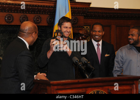 Le maire de Philadelphie Michael Nutter, Gerard Butler, Jamie Foxx et F. Gary Gray stars du film à venir, "Respecter la loi Banque D'Images