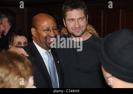 Le maire de Philadelphie Michael Nutter, Gerard Butler, Jamie Foxx et F. Gary Gray stars du film à venir, "Respecter la loi Banque D'Images