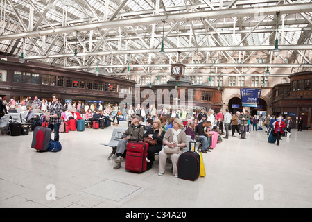 Les passagers qui attendent pour les trains dans le grand hall à la gare centrale de Glasgow. Banque D'Images