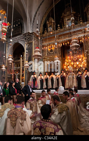 Cérémonie de lavage des pieds au cours de la Semaine Sainte. Saint James Church. Jérusalem Banque D'Images