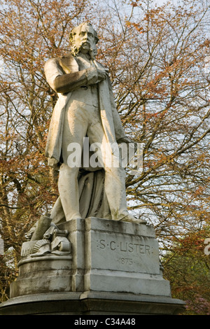 Angleterre Bradford, Yorkshire Lister Park, statue de S C Lister, propriétaire de l'usine, qui a fait don du parc à Bradford Banque D'Images