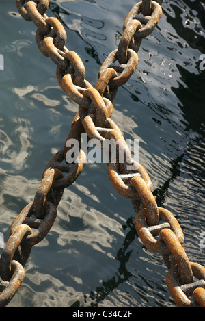 Rusty croisés dans les chaînes de navires port, Brest, France Banque D'Images