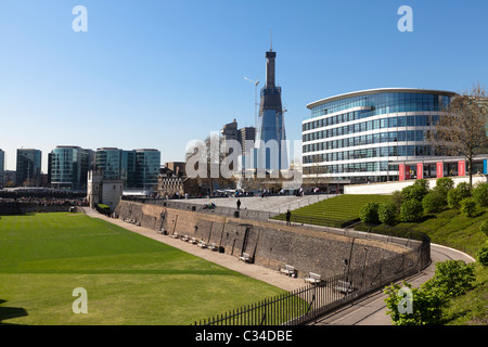 Les douves de la Tour de Londres, le gratte-ciel Shard Tower Place et immeuble de bureaux, Tower Hill, London, England, UK Banque D'Images