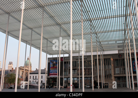 Du couvert sur la place en face de l'théâtre Stadsschouwburg Anvers Belgique Banque D'Images