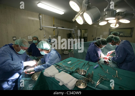 Médecins pratiquant la chirurgie de transplantation d'organes à l'hôpital salle d'opération Banque D'Images