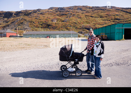 Un couple avec bébé la pram, Narsarsuaq, Sud du Groenland Banque D'Images