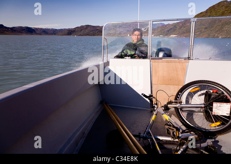 L'homme sur son bateau, le sud du Groenland Banque D'Images