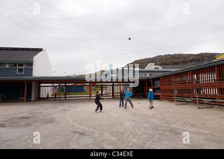 École des garçons jouant au football. Qaqortoq (Julianehåb), le sud du Groenland Banque D'Images