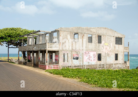 Ruines abandonnées ancien hôtel seaside sur North End malecon Big Corn Island Nicaragua Amérique Centrale Banque D'Images