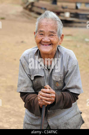 Personnes âgées dame cambodgienne avec stick smiling at camera. Banque D'Images
