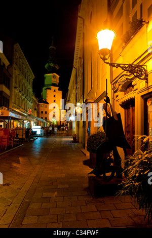 Michael''s Gate et Michalska Street at night, Bratislava, Slovaquie Banque D'Images