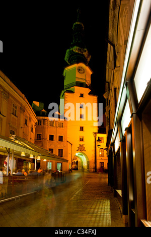 Michael''s Gate et Michalska Street at night, Bratislava, Slovaquie Banque D'Images