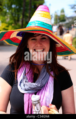 Femelle adulte portant des tenues de style mexicain, la promotion d'une alimentation TexMex à Bournemouth Banque D'Images