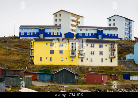 Appartements à Narsaq, fishermans huts dans l'avant-plan, le sud du Groenland. Banque D'Images