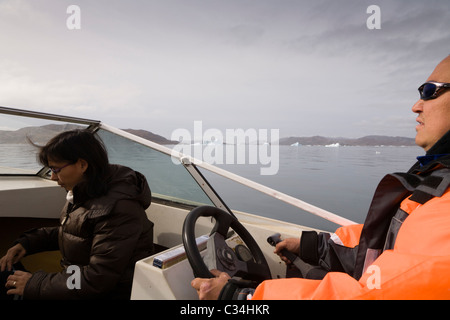 Personnes sur un bateau dans le fjord à l'extérieur de Narsaq, le sud du Groenland. Banque D'Images