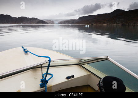 Bateau naviguant dans le fjord, personne à la calotte glaciaire du Groenland, au sud du Groenland Banque D'Images