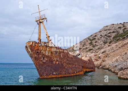 Olympia naufrage en Liveros Ormos creek sur l'île d'Amorgos, l'île la plus orientale de la Cyclades. Banque D'Images