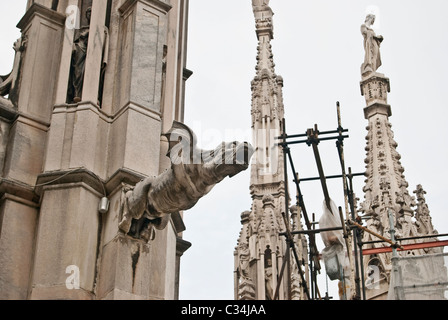 Sculptures sur le toit de la cathédrale de Milan, Italie Banque D'Images