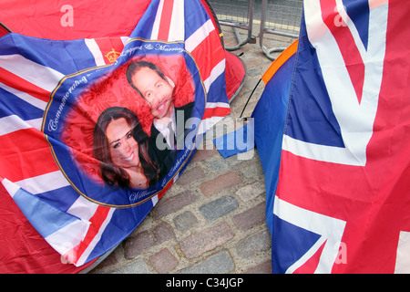 Camping à l'extérieur de l'abbaye de Westminster les visiteurs pour voir le Mariage Royal à Londres, Royaume-Uni Banque D'Images