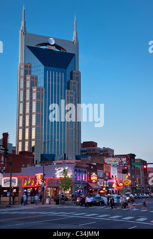 La construction de tours d'AT&T sur l'historique des bars et honky-tonks le long de Broadway inférieur à Nashville Tennessee USA Banque D'Images